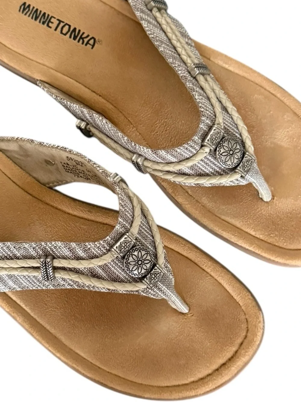 Minnetonka Women’s Silverbay Sandal Beige Gray Striped Thong Sandals Size 9